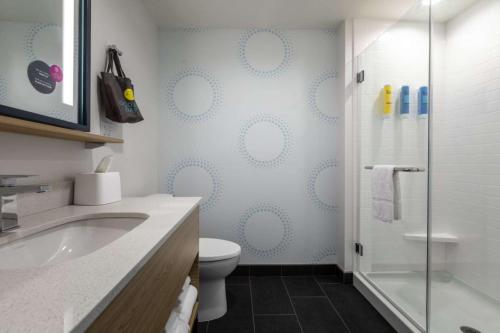 塞尼卡Tru By Hilton Seneca Clemson Sc的一间带卫生间和玻璃淋浴间的浴室