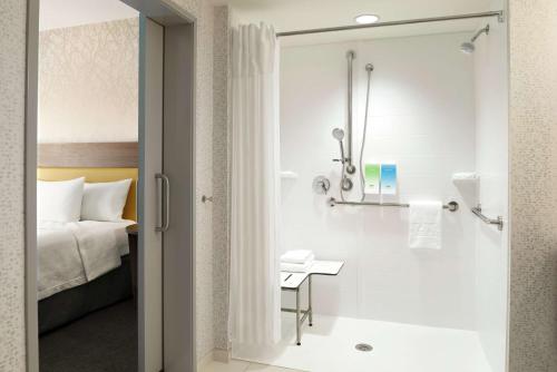 欧弗兰帕克Home2 Suites By Hilton Overland Park, Ks的带淋浴的浴室和1张床