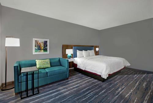 韦斯拉科Hampton Inn Weslaco的酒店客房,配有床和沙发
