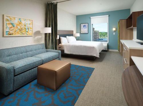查塔努加Home2 Suites By Hilton Chattanooga Hamilton Place的酒店客房,配有床和沙发