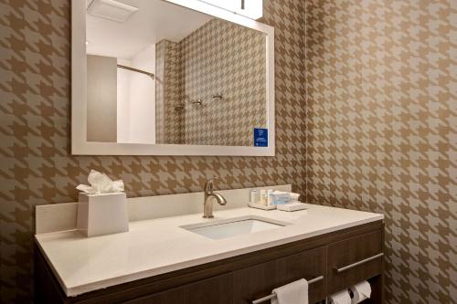 Loves ParkHome2 Suites By Hilton Loves Park Rockford的一间带水槽和镜子的浴室