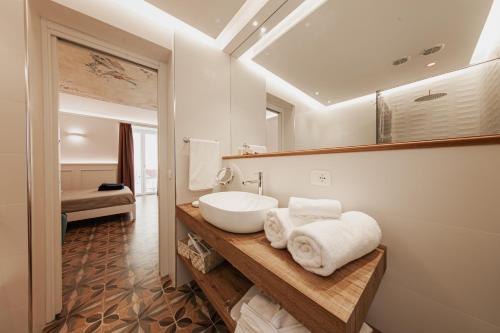 切法卢I Mori Apartments的一间带水槽和镜子的浴室