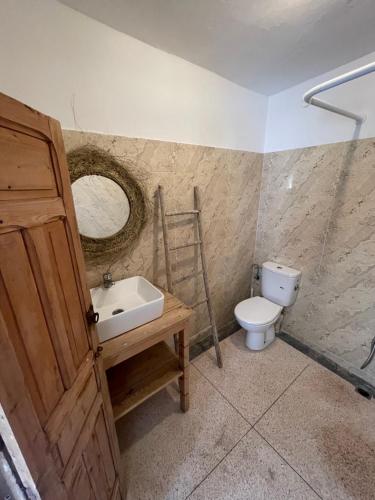 阿加迪尔Anir of sea tamraght的一间带卫生间、水槽和镜子的浴室