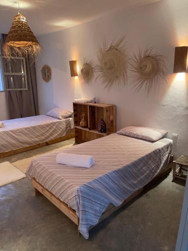 阿加迪尔Anir of sea tamraght的一间卧室配有两张床和吊灯。