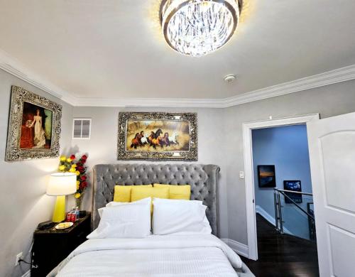 多伦多Lilen's Home的一间卧室配有一张大床和一个吊灯。