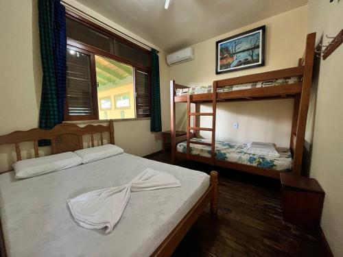 马瑙斯Hostel Manaus的一间卧室设有两张双层床和一扇窗户。