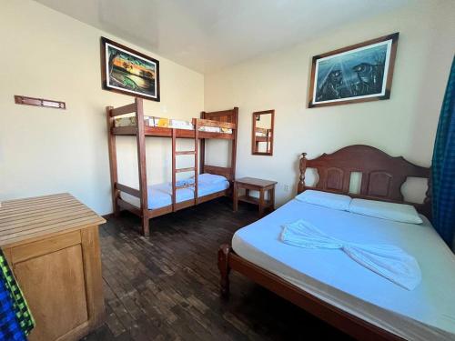 马瑙斯Hostel Manaus的一间卧室配有两张床和一张双层床。