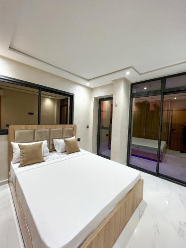 胡塞马Royal Rif Al Hoceima的窗户客房内的一张大白色床