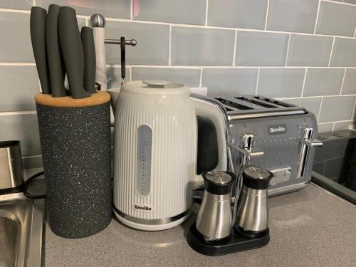 布莱克浦The Whitehouse的厨房柜台配有烤面包机和餐具