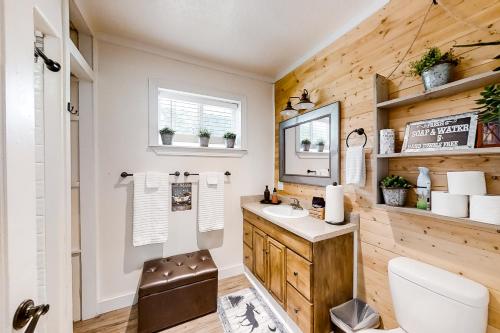 加登城Moose Haven的浴室设有木墙、水槽和镜子