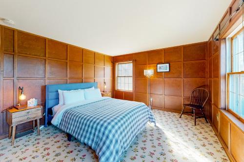 West RutlandThe Garden Estate的卧室配有1张床、1张桌子和1把椅子