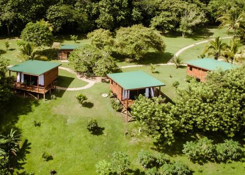 圣伊格纳西奥Yumas Riverfront Lodge的享有度假村空中美景的小屋