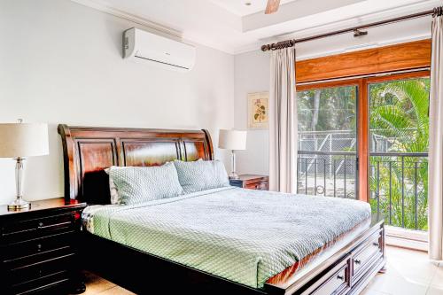 雅科Macaw Oceans Club #2的一间卧室设有一张床和一个大窗户