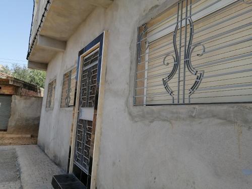 胡塞马Bokidan的门,门到有金属门的建筑物
