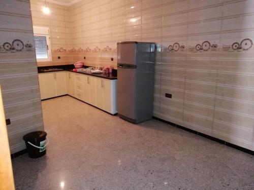 胡塞马Bokidan的一间厨房,里面配有不锈钢冰箱