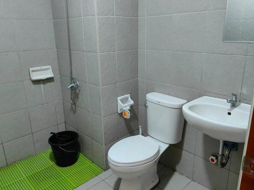 达沃市Mesatierra Garden Residences - Condo的浴室配有白色卫生间和盥洗盆。