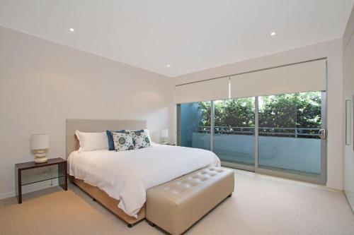 金斯克里福Terrace 5 - Kingscliff Oceanview的一间卧室设有一张床和一个大窗户