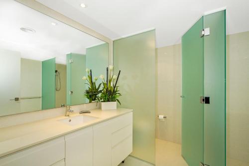 金斯克里福Terrace 5 - Kingscliff Oceanview的一间带水槽和镜子的浴室