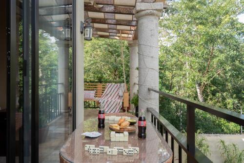 图卢姆Tulum Stunning Villa for 10-Cabana-Private Pool-Parking的阳台上的桌子上放着两杯饮料