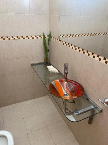 维拉卡洛斯帕兹Casa Daval solo Familias的一间带玻璃水槽和卫生间的浴室