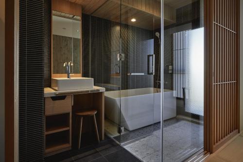 福冈THE HOTELS HAKATA Harushige Honkan的带浴缸、水槽和淋浴的浴室