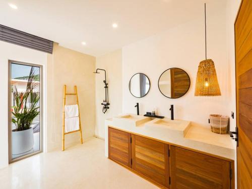 苏梅岛Villa Dila 3 bed Elephant Haven!的浴室设有水槽和墙上的镜子