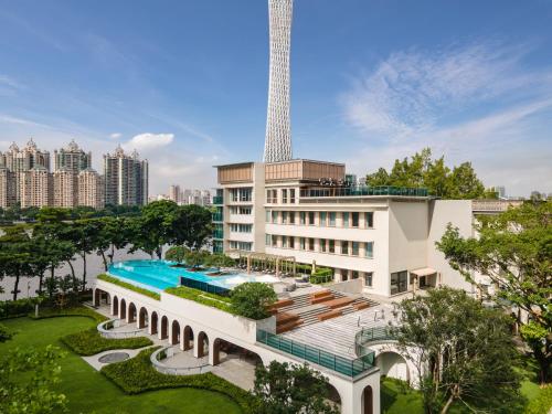 广州广州海心沙英迪格酒店的大楼前设有游泳池的酒店