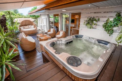努美阿乐拉冈酒店的甲板上的按摩浴缸和露台