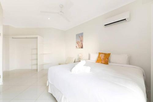 Sleek Penthouse Style meets Stunning Coastal Views客房内的一张或多张床位