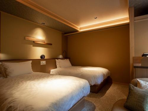 神户有马日式旅馆的一间酒店客房,房间内设有两张床