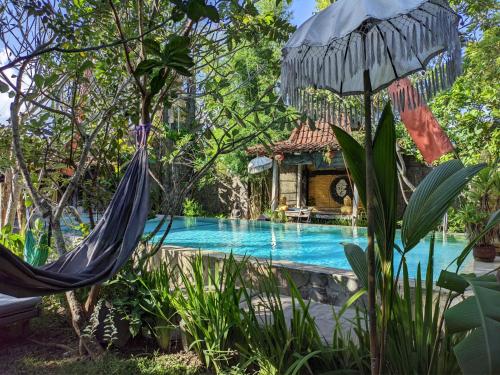 日惹阿斯图迪画廊民宿旅馆的花园内游泳池畔的吊床