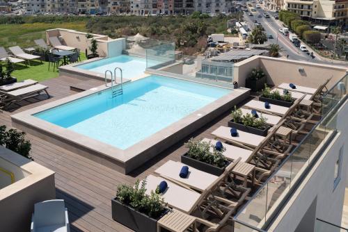 马尔萨斯卡拉临港公寓的大楼顶部游泳池的顶部景色