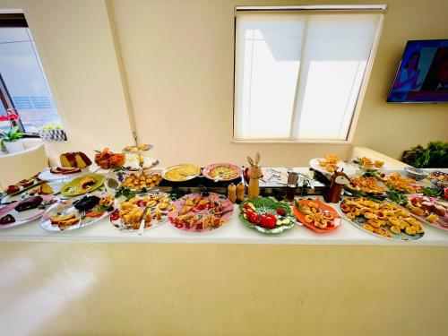 圣加利尼Rozmari and Spa的一张桌子,上面放着许多不同类型的食物