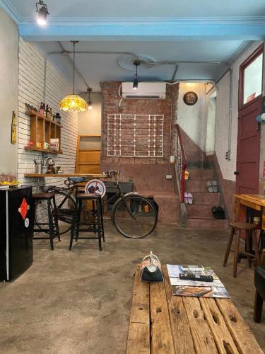 台南樂宅 1960 包棟民宿的一间房间,里面设有桌子和自行车