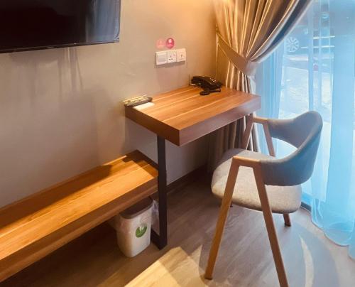 巴淡岛中心oxy suites G-01 at Shop House Meisterstadt Pollux Habibie的小房间配有一张桌子和一把椅子