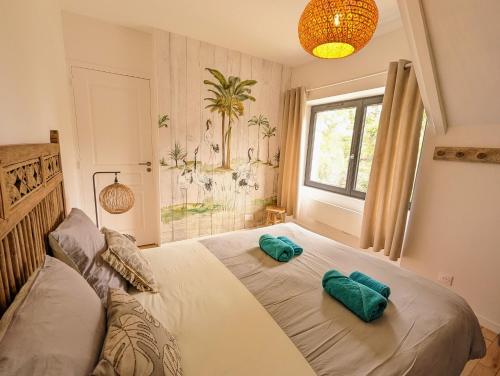 迪纳尔Quartier Saint-Enogat maison de charme proche des plages的一间卧室配有一张带两个绿色枕头的床
