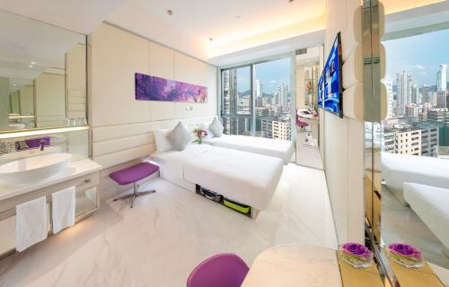 香港富荟旺角酒店的一间卧室配有床、水槽和镜子