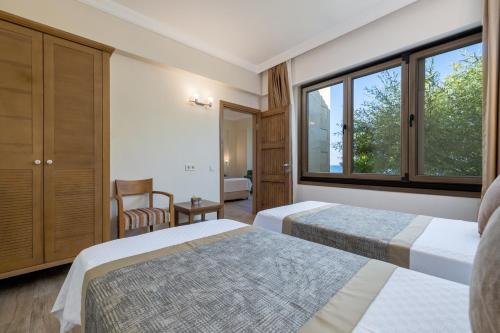 格克切达镇Cinarli Kasri的酒店客房设有两张床和窗户。