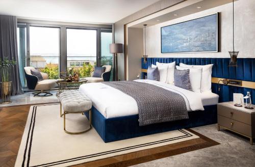 伊斯坦布尔The Maestro Hotel的一间卧室设有一张蓝色墙壁的大床