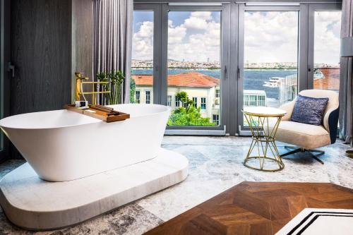 伊斯坦布尔The Maestro Hotel的带浴缸的浴室,享有水景