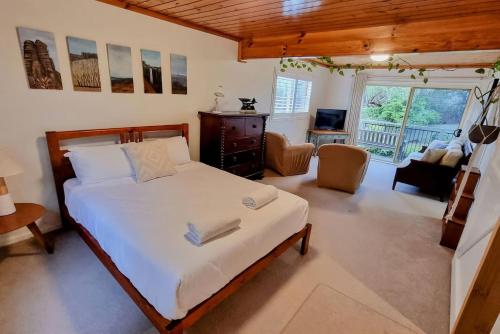 杰林冈Blue Skies Beach House的一间卧室设有一张床和一间客厅。