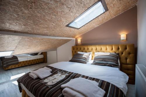 伊斯坦布尔新里程公寓的一间卧室设有一张大床和天窗