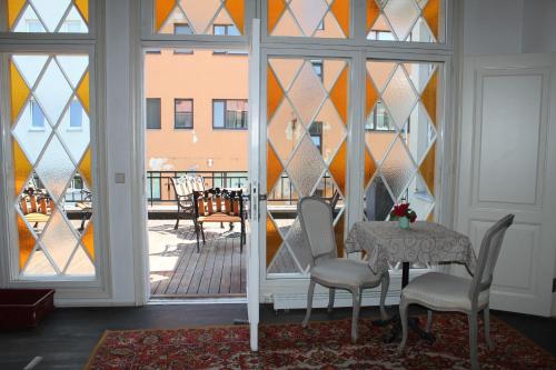 塔林Taanilinna Hotell的客房设有桌椅和阳台。
