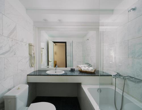阿基欧斯尼古拉斯艾尔格列柯酒店的一间带水槽、浴缸和卫生间的浴室
