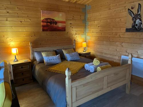 阿伦德尔Rife Lodges的木制客房内的一间卧室配有一张大床