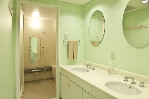 千岁千岁站酒店的浴室设有2个水槽和镜子