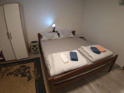 维舍格勒Lenka的一间卧室配有两张带毛巾的床