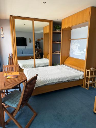 拉卡诺OCEAN VIEW的一间卧室配有两张床、一张桌子和一张书桌