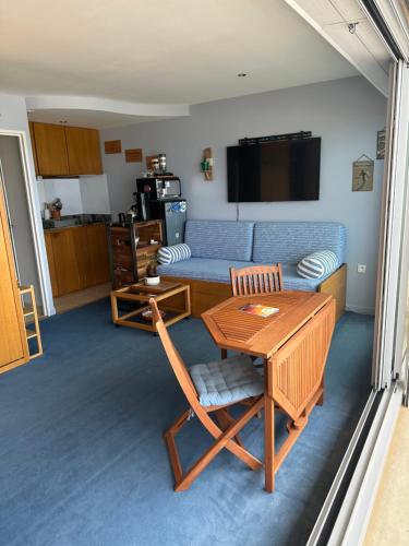 拉卡诺OCEAN VIEW的客厅配有桌子和沙发
