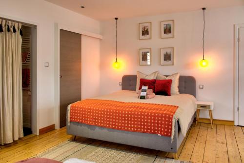 尼德布龙莱班La Maison Forestière的一间卧室配有一张带橙色毯子的大床